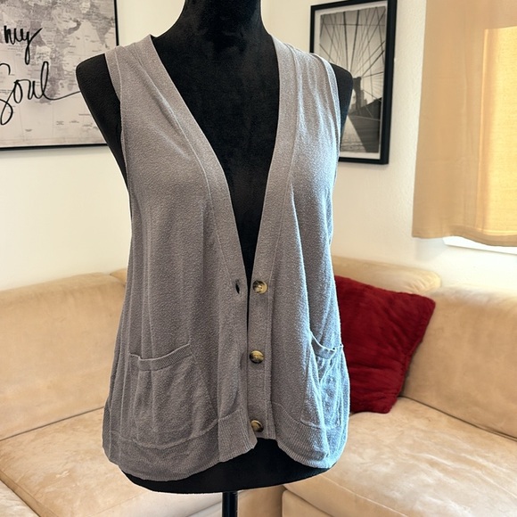 American Eagle Outfitters - Picture 3 of 8